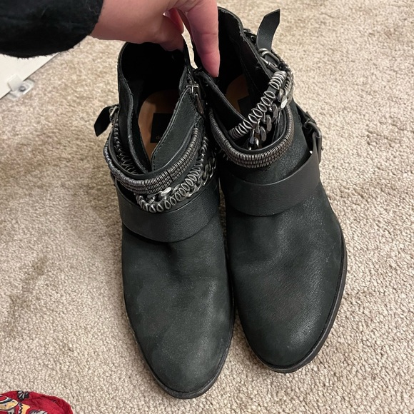 DOLCE VITA x Revolve Yazmina Leather Chain Rocker Ankle Boots in Onyx Sz 7.5 - Picture 7 of 13